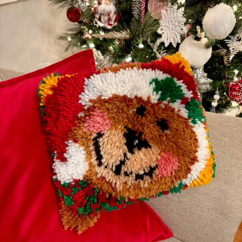 Caron International Vintage Christmas‎ Jingle Bear Latch Hook Pillow